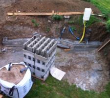 Fondation pour mur de soutennement en bloc a bancher