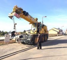 J- quelques heures. 
La grue est prête ?