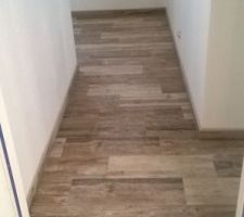 Carrelage imitation parquet couloir étage