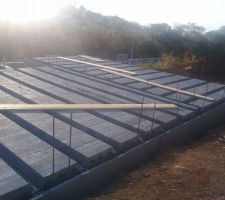 Remplissage par les pierres entre les poutrelles