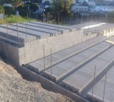 Remplissage par les pierres entre les poutrelles