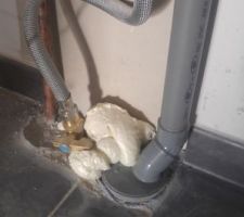 Mousse qui depasse partout, plinthes manquantes