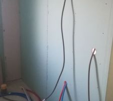 J ai pas capté tout de suite, mais je vais revoir avec eux la bande de placo normale dans le coin de la douche :-/ qu il mette de l'hydrofuge