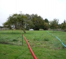 Vue du fond de notre terrain
Les 2 fourreaux EAU (bleu) et EDF (rouge)
