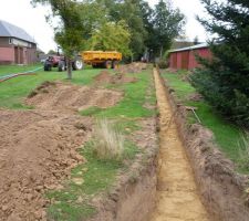 La tranch&eacute;e tout le long du terrain du voisin