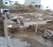Terrassement du terrain sur 2 niveaux .
les murs moellons commencent &agrave; monter...
La maison de plein pied sera positionn&eacute;e sur le 2&egrave;me niveau ( ou se trouve le tractopelle )