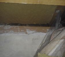 Point singulier jonction fibre de bois laine de roche. La laine de roche est retourné dans son ensemble avec le pare vapeur