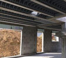 Les deux baies vitrés à galandage