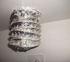 Voici la gaine de hotte de cuisine installée par le constructeur KERVRAN, elle est complètement trouée. Je me suis aperçu de cela un dimanche, tous les magasins étaient fermés. Après avoir démonté la plaque de plâtre,je l'ai entièrement démonté et doublé de papier aluminium et d'adhésif aluminium que j'avais en stock. Le lendemain les bandes à l'eau et les enduits devaient être fait, cela ne pouvait pas attendre sous peine d'allonger encore les délais. Si je n'avais pas vérifié tout serait resté comme ça et aurait été camouflé.