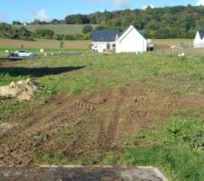 Voici une photo avant bon il est pas aussi long hein. Le reste c'est chez le voisin. Notre parcelle fait 22m de long par 15m.