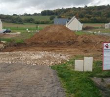Voilà l'après. Début des fondations que j'ai découvert tout à fait par hasard. Ba oui lors de la MAP le conducteur de travaux nous avait dit qu'il nous enverrait un mail pour le début des travaux... Je l'attends toujours??.
Bref enfin ça commence