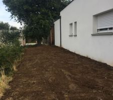 Nivelage terrain pour préparation engazonnement