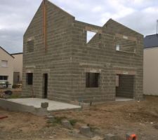 ''Pylônes'' pour supporter les futurs poteaux du carport