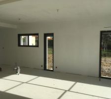 Et c'est parti pour la peinture 3 x 400 m² de mur à couvrir youpi!!!