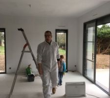 Et c'est parti pour la peinture 3 x 400 m² de mur à couvrir youpi!!!