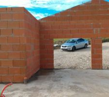 Finition des murs et pignons en attente de la charpente!