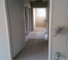 Réalisation du placo dans la maison et des câbles électriques.