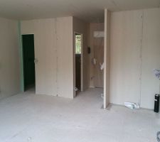 Réalisation du placo dans la maison et des câbles électriques.
