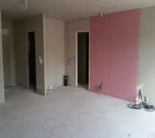 Réalisation du placo dans la maison et des câbles électriques.