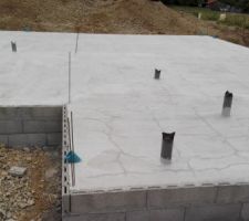 La dalle est coulée une semaine après le terrassement