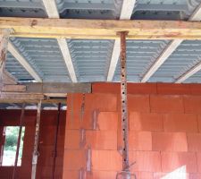 Vue de l'&eacute;tage par le rdc. Les hourdis en composite qui attendent le coulage.
