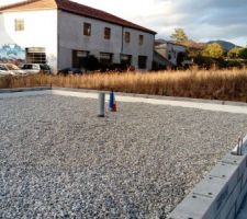 Prise de vue avant la dalle pour v&eacute;rifier si tous les tuyaux sortent bien de terre...