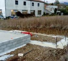 La dalle toute frâiche d'aujourd'hui mais pas pour le futur garage (budget trop serré les fondations sont déjà prévues.