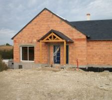 Face avant de la maison avec son porche et notre porte d'entrée