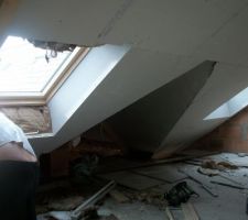 Les deux velux qui entour la p&eacute;n&eacute;tration du retou de pignon