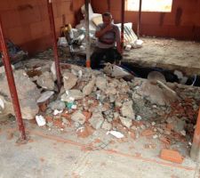 Maçon en train de réparer la dalle. Suite à un travail d'escroc, ils ont du recasser et déblayer.