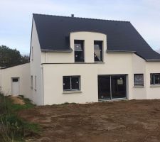 Voila une maison qui ne se cache plus derrière un tas de terre