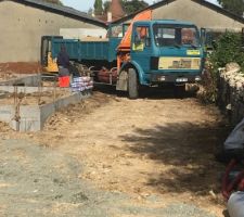 Arriv&eacute;e et pose de la future cave enterr&eacute;e : arriv&eacute;e des sacs de ciment et du sable