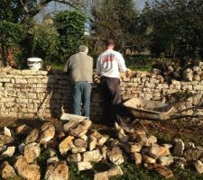 Sur élévation du mur en pierres sèches qui donne sur le jardin voisin.