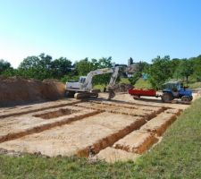 Nous avons profité de la pelle pour creuser les fondations