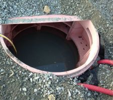 Arriv&eacute;e et pose de la future cave enterr&eacute;e HELICAVE : Cave et ventilation en place : elle est remplie d'eau jsuqu'&agrave; la fin de la construction. Il restera ensuite &agrave; la vider et &agrave; poser la trappe