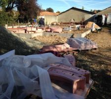 Arriv&eacute;e et pose de la future cave enterr&eacute;e HELICAVE : Blocs b&eacute;ton constituant la cave