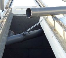 Attache des tuyaux d?évacuations