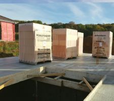 R&eacute;ception des briques pour la partie habitation et des parpaing pour le garage.