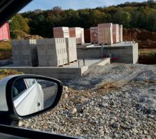 Réception des briques pour la partie habitation et des parpaing pour le garage.