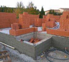 L'entrée du garage et le futur palier de l'accès maison.