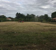 Nettoyage du terrain avant le début des travaux, merci tonton