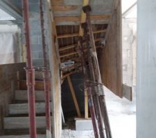 Coffrage de l'escalier, avec fond du coffrage pl&acirc;tr&eacute; et &eacute;tais pour soutenir