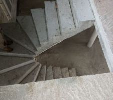 Escalier béton décoffré.