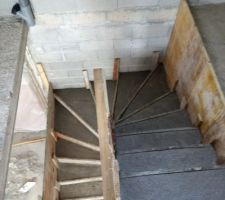 B&eacute;ton coul&eacute; dans le coffrage de l'escalier.