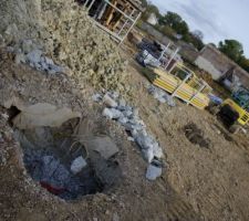 Batiment collectif.
C'est les anciens pieux des anciens ateliers municipaux.