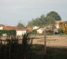 Le 21 septembre 2010 : les premiers camions sont sur le terrain !!! H&eacute;las aujourd'hui nous sommes le 5 octobre 2010 et depuis le 23 septembre 2010 rien n'a bouger !