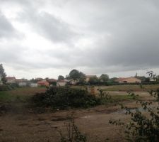 Le 21 septembre 2010 : les premiers camions sont sur le terrain !!! H&eacute;las aujourd'hui nous sommes le 5 octobre 2010 et depuis le 23 septembre 2010 rien n'a bouger !