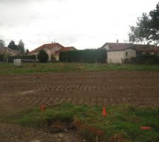 Le 25 septembre 2010 : les premiers camions sont sur le terrain !!! H&eacute;las aujourd'hui nous sommes le 5 octobre 2010 et depuis le 23 septembre 2010 rien n'a bouger !