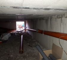 Le raccordement dans le vide sanitaire prend enfin forme, il reste quelques petits détails à finaliser.
