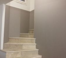 Peinture mont&eacute;e d'escalier